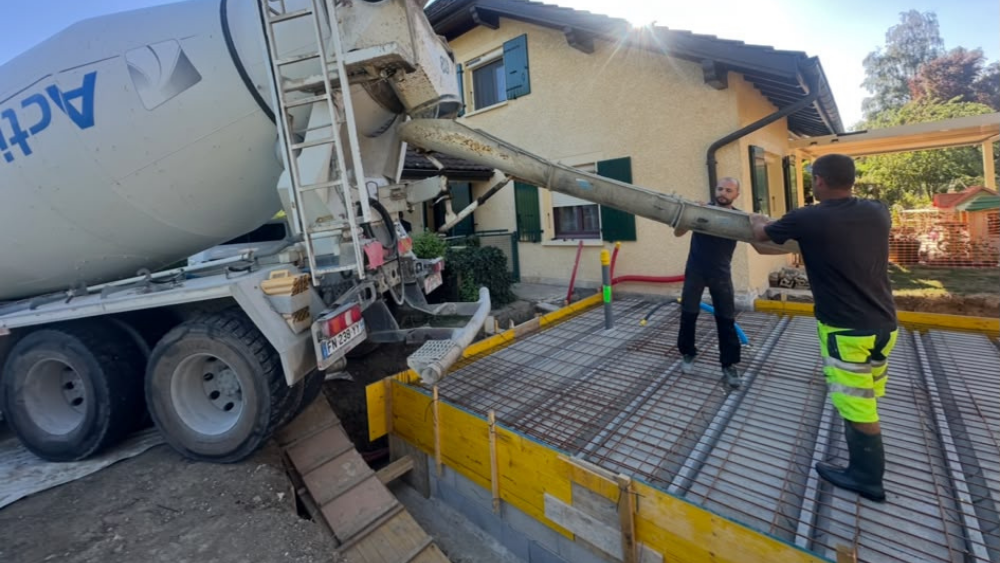 Avant travaux d'isolation thermique extérieure maison avec échafaudage à Étrembières