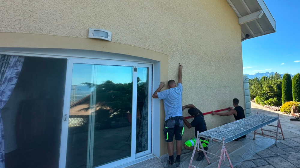 Avant travaux d'isolation thermique extérieure maison avec échafaudage à Étrembières