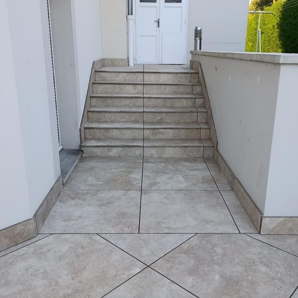 Après pose de carrelage mural et sol réalisée par ARIFI SASU